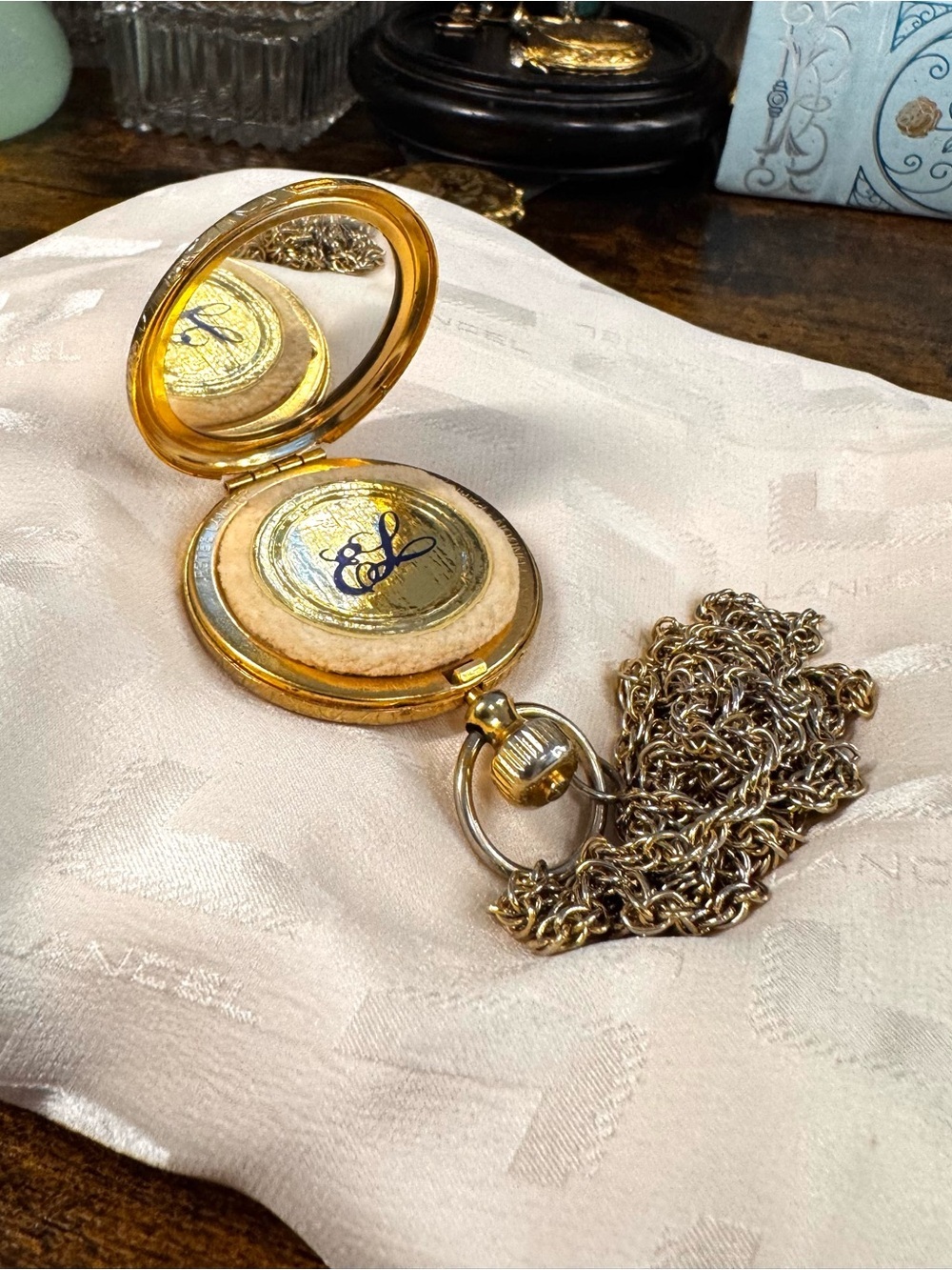 Vintage Estée Lauder 1967 Golden Tracery Powder Compact Watch & Chain - Picture 9 of 12